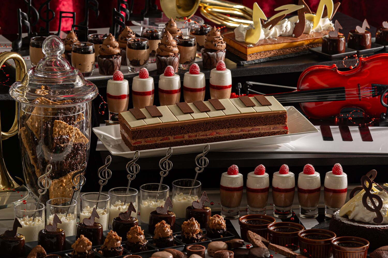 チョコレートビュッフェ｜チョコスイーツ×音楽モチーフのデザートビュッフェが福岡で、“まるでピアノ”なケーキや音符クッキー