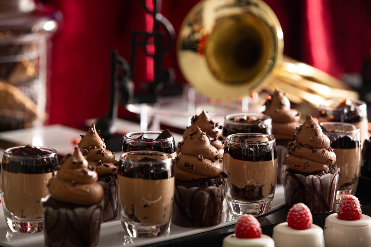 チョコスイーツ×音楽モチーフのデザートビュッフェが福岡で、“まるでピアノ”なケーキや音符クッキー｜写真4