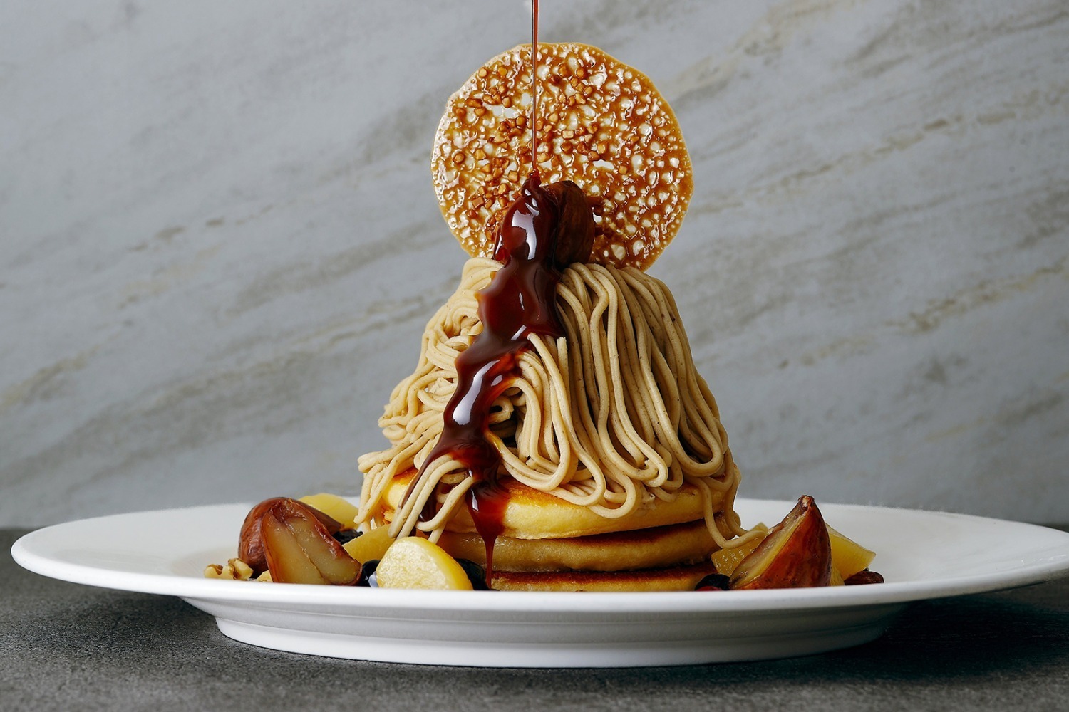 モンブラン｜ザ ストリングス 表参道「お月見モンブランパンケーキ」“和栗＆洋栗”の濃厚クリームを絞って