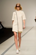 イーエーガーロンドン（Jaeger London)のモダンティッシュの世界　2011年春夏シーズンコレクション - ロンドン・ファッション・ウィーク｜写真2