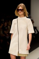イーエーガーロンドン（Jaeger London)のモダンティッシュの世界　2011年春夏シーズンコレクション - ロンドン・ファッション・ウィーク｜写真3
