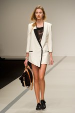 イーエーガーロンドン（Jaeger London)のモダンティッシュの世界　2011年春夏シーズンコレクション - ロンドン・ファッション・ウィーク｜写真4