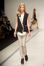 イーエーガーロンドン（Jaeger London)のモダンティッシュの世界　2011年春夏シーズンコレクション - ロンドン・ファッション・ウィーク｜写真6