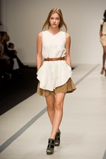 イーエーガーロンドン（Jaeger London)のモダンティッシュの世界　2011年春夏シーズンコレクション - ロンドン・ファッション・ウィーク｜写真15