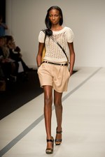 イーエーガーロンドン（Jaeger London)のモダンティッシュの世界　2011年春夏シーズンコレクション - ロンドン・ファッション・ウィーク｜写真16