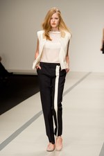 イーエーガーロンドン（Jaeger London)のモダンティッシュの世界　2011年春夏シーズンコレクション - ロンドン・ファッション・ウィーク｜写真26