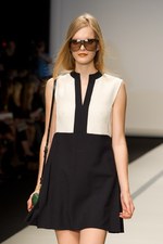 イーエーガーロンドン（Jaeger London)のモダンティッシュの世界　2011年春夏シーズンコレクション - ロンドン・ファッション・ウィーク｜写真28