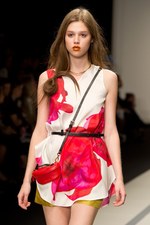 イーエーガーロンドン（Jaeger London)のモダンティッシュの世界　2011年春夏シーズンコレクション - ロンドン・ファッション・ウィーク｜写真45