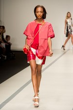 イーエーガーロンドン（Jaeger London)のモダンティッシュの世界　2011年春夏シーズンコレクション - ロンドン・ファッション・ウィーク｜写真48