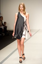 イーエーガーロンドン（Jaeger London)のモダンティッシュの世界　2011年春夏シーズンコレクション - ロンドン・ファッション・ウィーク｜写真52