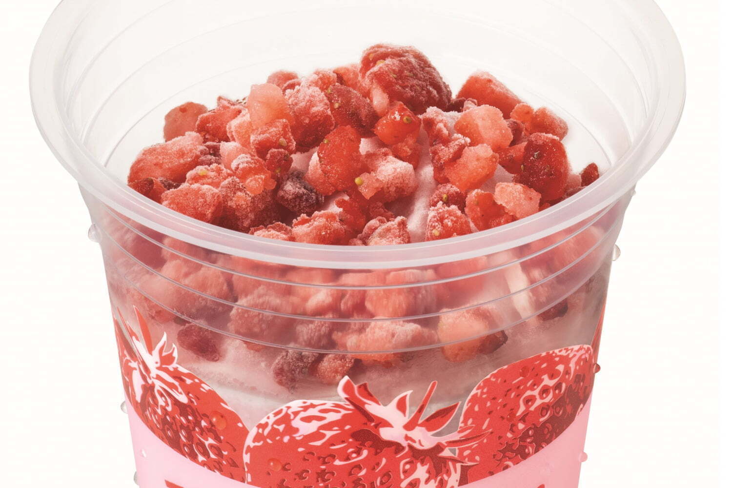 フラッペ｜ファミマ「ストロベリーフラッペ」“ごろっと果肉×底のいちごソース”でおいしさをリニューアル
