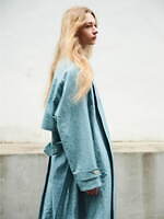 ブラン ワイエム 24年秋冬、ドライな“クリスピーナイロン”のトレンチコートやアノラックパーカ｜写真2