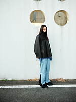 ブラン ワイエム 24年秋冬、ドライな“クリスピーナイロン”のトレンチコートやアノラックパーカ｜写真3