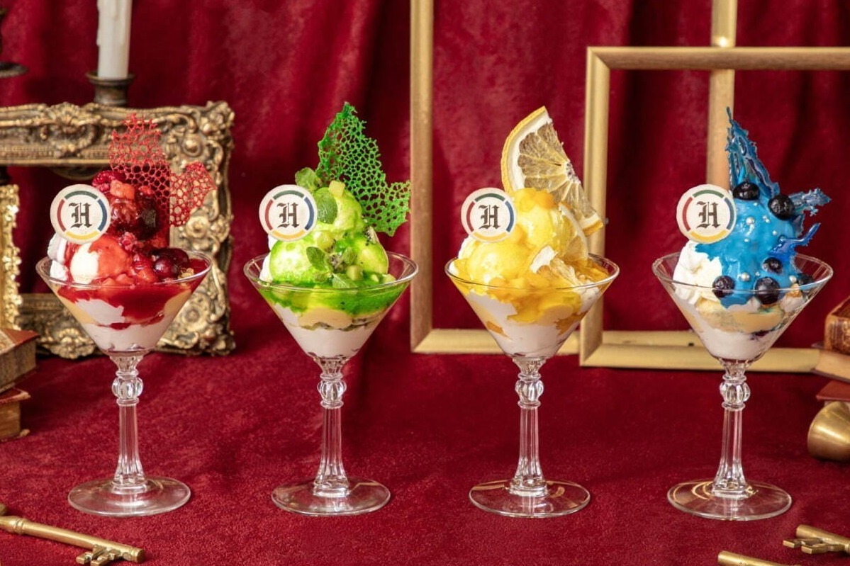 パフェ｜「ハリー・ポッター カフェ」“バック・トゥ・ホグワーツ”新メニュー、4寮着想のパンナコッタパフェ