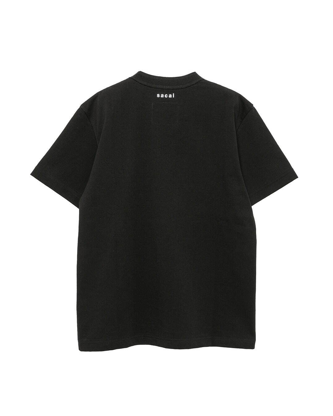 sacai「ファッションは鎧」刺繍Tシャツやプリントフーディー