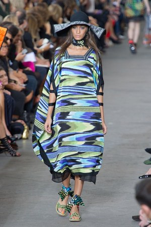 ミッソーニ（MISSONI)のポップで美しい色彩のコレクション、2011年春夏コレクション - ミラノ・ファッション・ウィーク｜写真17