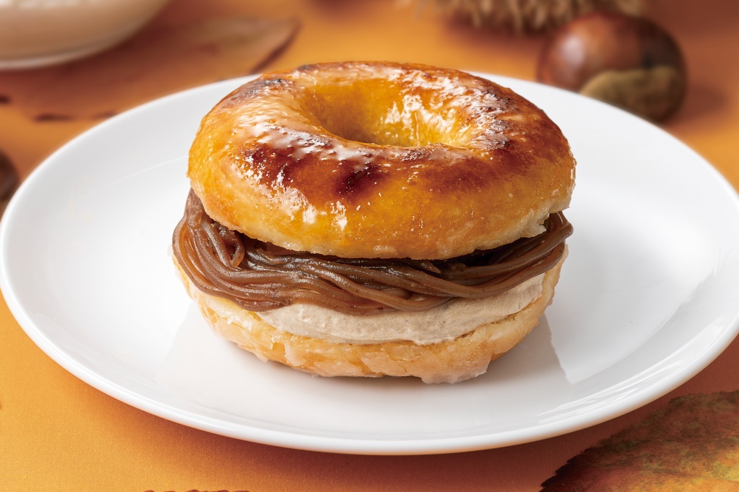 モンブラン｜クリスピー・クリーム・ドーナツ「ブリュレ グレーズド」でモンブランをサンド、東京国際フォーラム限定で