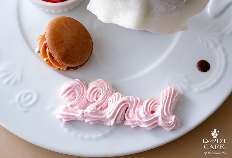 Q-pot CAFE.“オバケちゃん”の濃厚チョコレートムース、マカロン