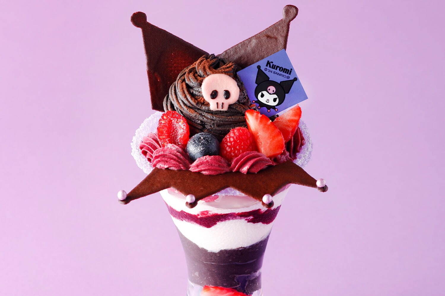パフェ｜資生堂パーラー×クロミの限定パフェ「クロミ スペシャルパフェ」黒いずきんとピンクのどくろがモチーフ