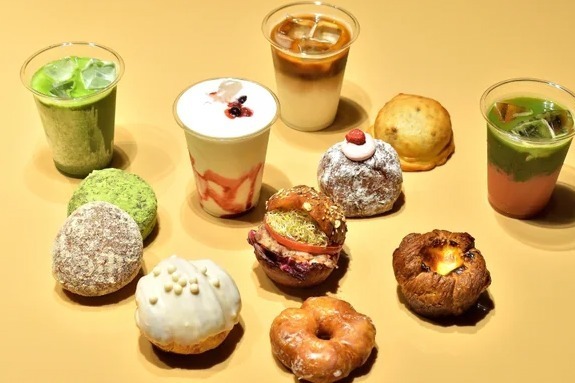 「アイムドーナツ」と「ダコー」の新ベーカリーカフェ「ダコー？」駒沢に、生ドーナツやパンを50種以上