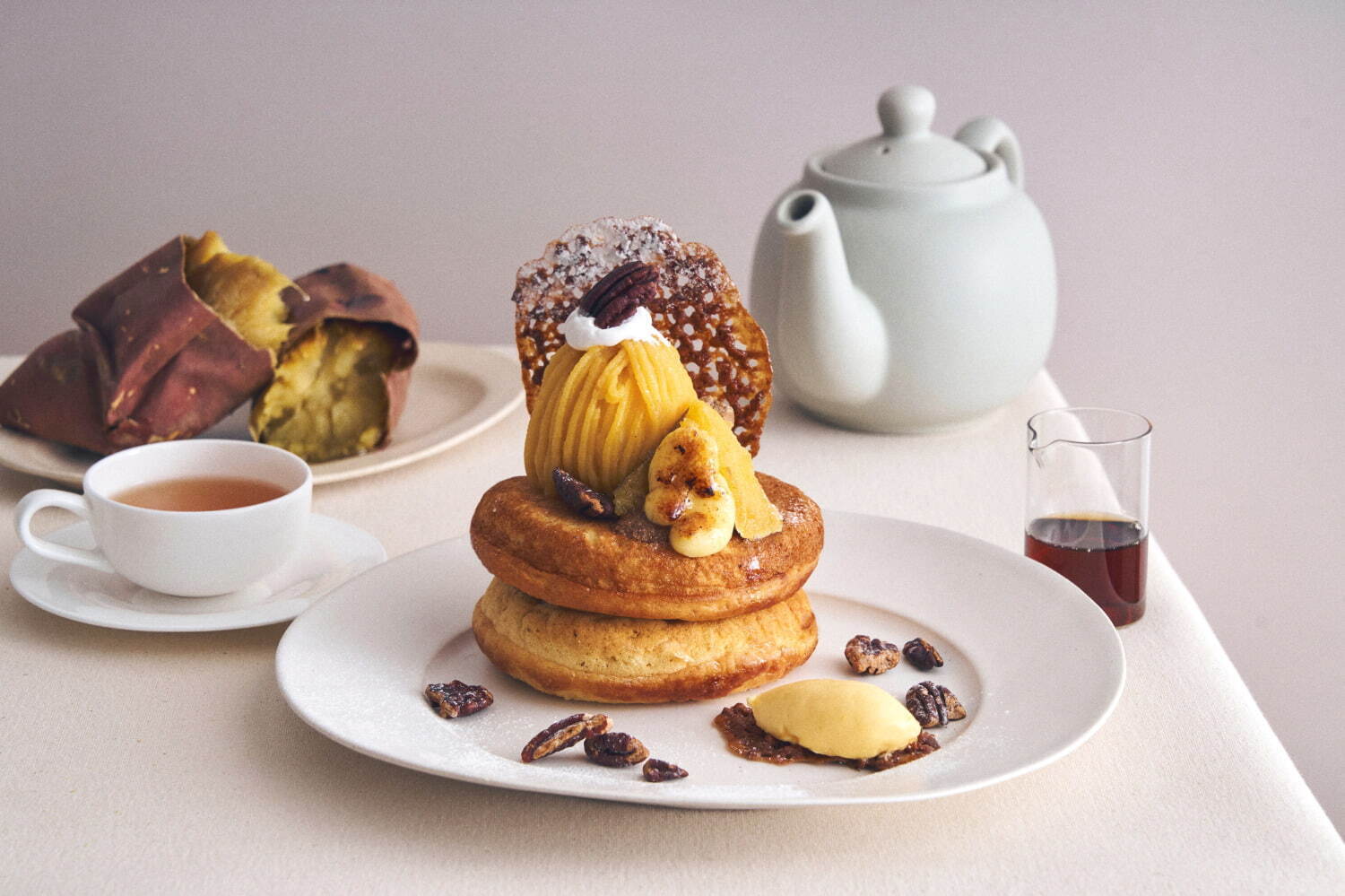 カフェ＆ブックス ビブリオテークの“蜜芋”スイーツ、モンブラン×焼き芋ブリュレのパンケーキなど｜写真1