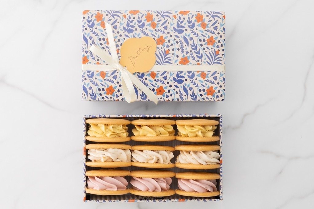 「バタリー」秋限定バターサンドに“栗・かぼちゃ・カシス”の濃厚クリーム、花柄クッキー缶入りで