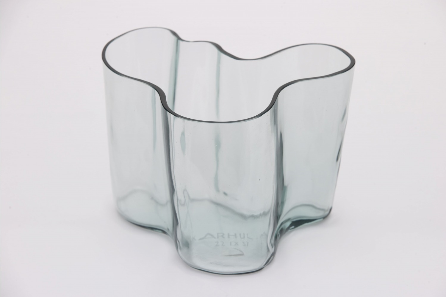 プロダクト｜フィンランドデザインの展覧会が神戸ファッション美術館で、アルヴァ・アアルトの花瓶＆照明器具など