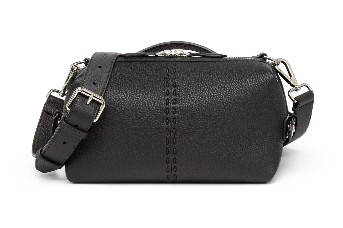 フェンディ24年秋冬メンズバッグ「フェンディ シエスタ」“枕”のように変形する柔らかボディ