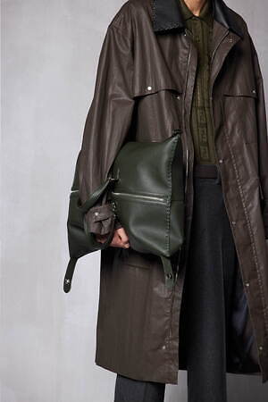 【関税&送料込】Fendi Jacket フェンディ24年秋冬メンズバッグ「フェンディ シエスタ」“枕”の