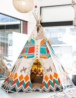 絵刺繍雑貨が人気！「コーラル＆タスク」が日本初の限定ストアを代官山に｜写真2