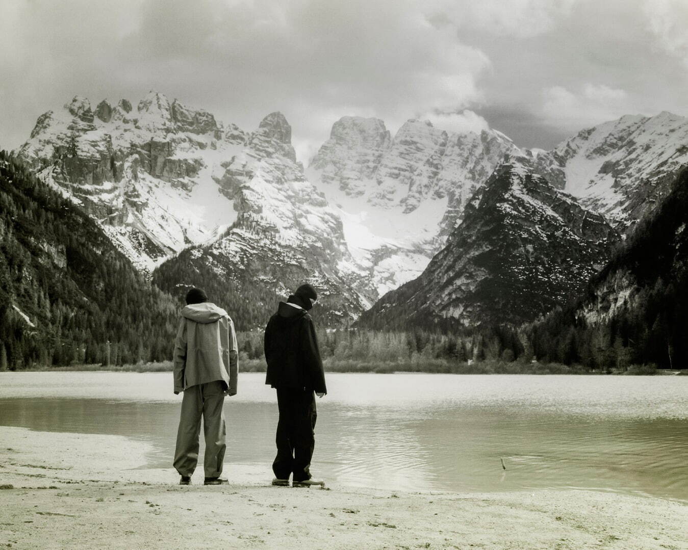 ゴールドウイン×OAMCコラボ、ウールのような風合いの防水コートやミニマルなダウンジャケット｜写真16