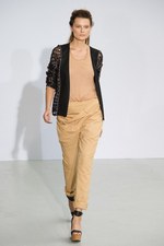 アン ヴァレリー アッシュのスーパー・フェミニンな新コレクション：パリ・ファッション・ウィーク｜写真12