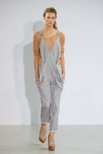 アン ヴァレリー アッシュのスーパー・フェミニンな新コレクション：パリ・ファッション・ウィーク｜写真18