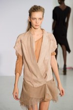 アン ヴァレリー アッシュのスーパー・フェミニンな新コレクション：パリ・ファッション・ウィーク｜写真26