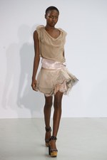 アン ヴァレリー アッシュのスーパー・フェミニンな新コレクション：パリ・ファッション・ウィーク｜写真35