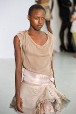 アン ヴァレリー アッシュのスーパー・フェミニンな新コレクション：パリ・ファッション・ウィーク｜写真36