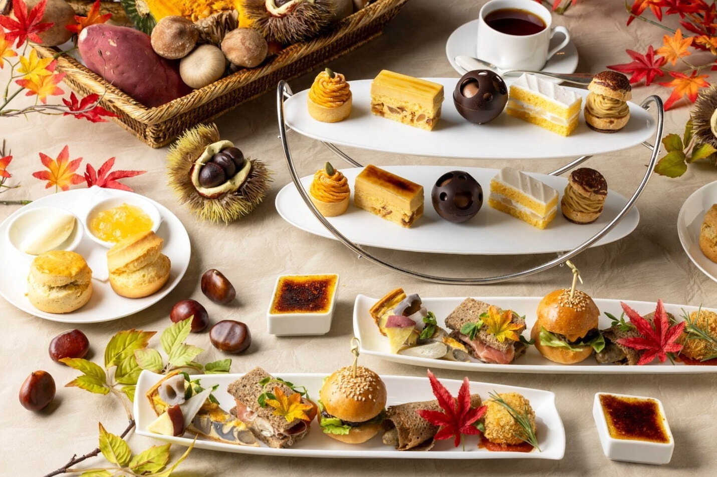 ハンバーガー｜グランド ハイアット 東京の秋アフタヌーンティー、ごろっと洋梨ショートケーキやかぼちゃのタルト