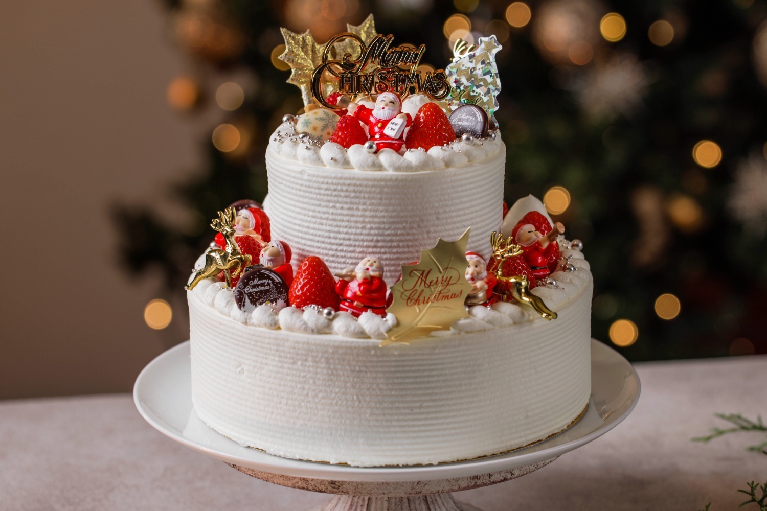 チョコレートケーキ｜ウェスティンホテル東京24年クリスマスケーキ、大勢のサンタが乗る華やか2段ショート＆ザッハトルテなど