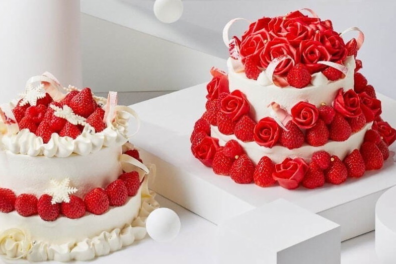 帝国ホテル 東京24年クリスマスケーキ、“25個の赤いバラ”が彩る2段重ねのショートケーキなど
