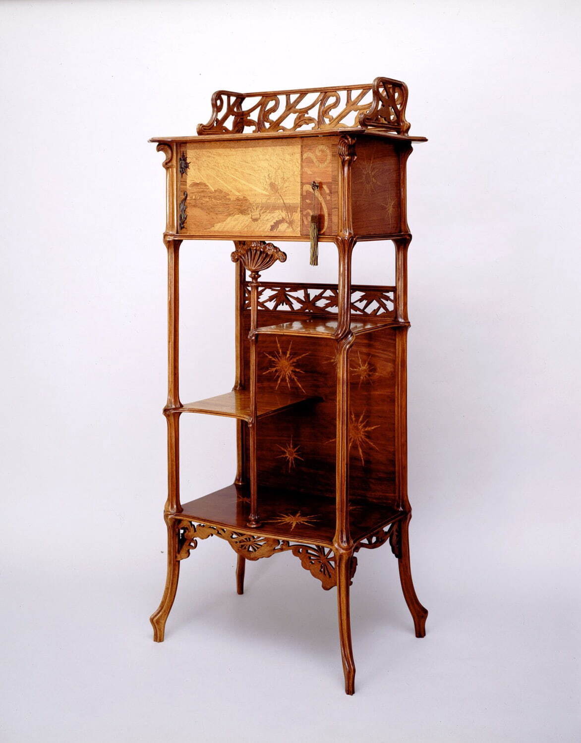 エミール・ガレ 《飾り棚(エリンギウム)》 1896-98年頃 松江北堀美術館蔵