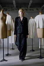 ミントデザインズ 2025年春夏コレクション - モノクロの世界に浮かび上がる創造力｜写真1