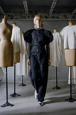 ミントデザインズ 2025年春夏コレクション - モノクロの世界に浮かび上がる創造力｜写真2