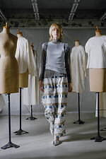 ミントデザインズ 2025年春夏コレクション - モノクロの世界に浮かび上がる創造力｜写真6