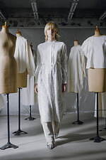 ミントデザインズ 2025年春夏コレクション - モノクロの世界に浮かび上がる創造力｜写真13