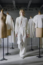 ミントデザインズ 2025年春夏コレクション - モノクロの世界に浮かび上がる創造力｜写真14