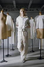 ミントデザインズ 2025年春夏コレクション - モノクロの世界に浮かび上がる創造力｜写真15