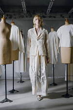 ミントデザインズ 2025年春夏コレクション - モノクロの世界に浮かび上がる創造力｜写真17