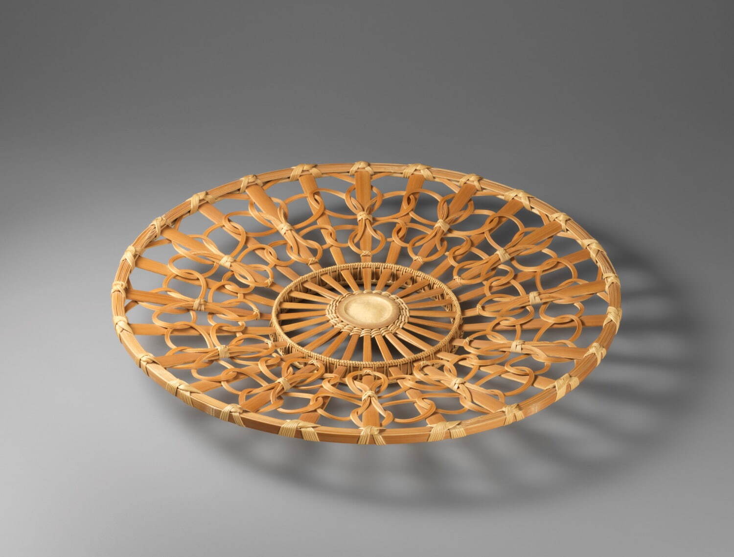 林尚月斎 《花編放射文盛器》 1947年頃
国立工芸館蔵 撮影:エス・アンド・ティ フォト