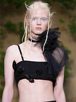 ヴィヴィアーノ 25年春夏コレクション - 華やかな庭園で、軽やかに｜写真9