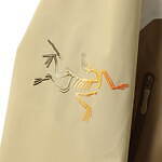 アークテリクスのビームス限定アイテム第4弾、グラデーション“始祖鳥”ロゴ＆ベージュカラーのジャケット｜写真2